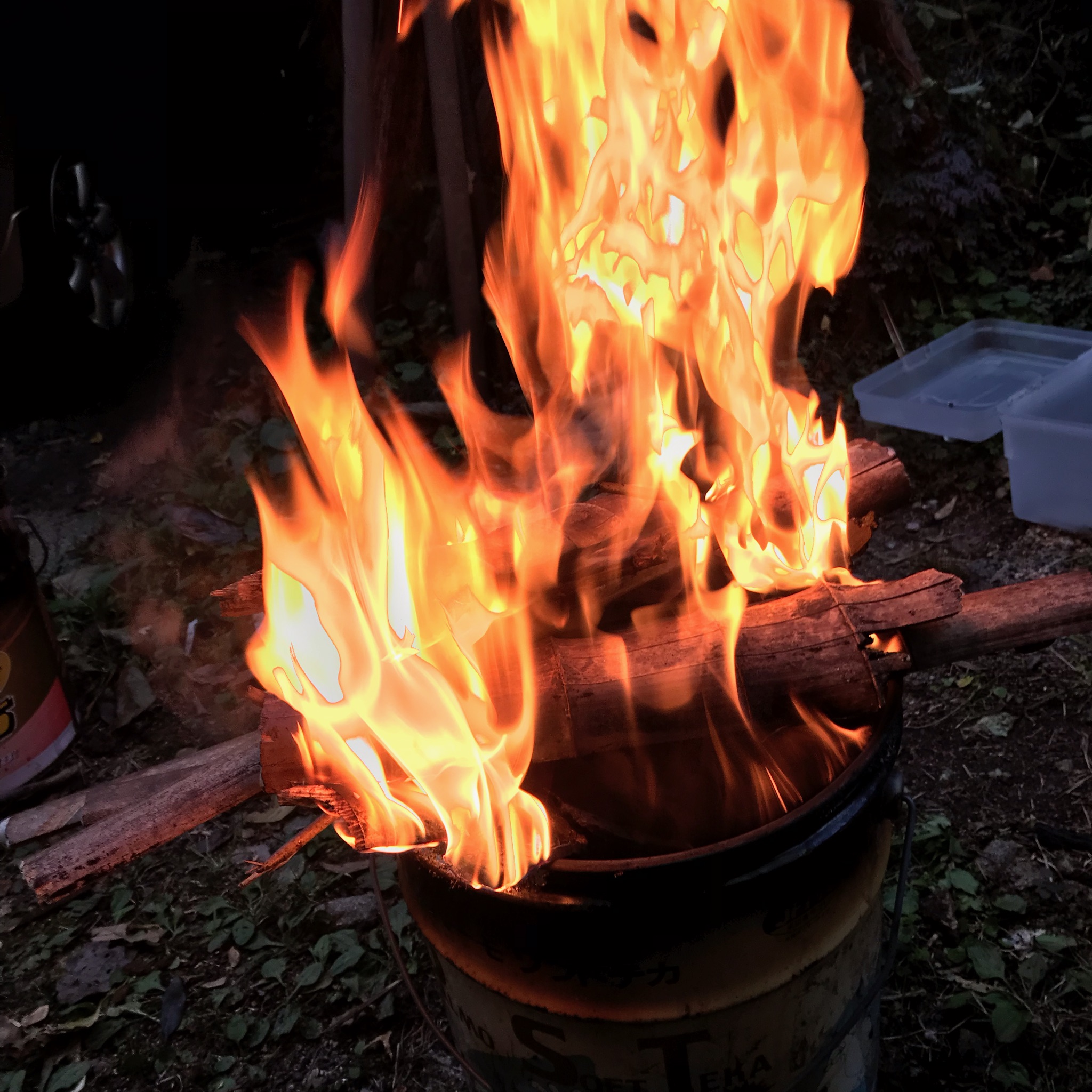ペール缶で竹炭を焼いている様子